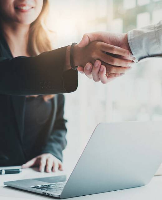 Female-financial-advisor